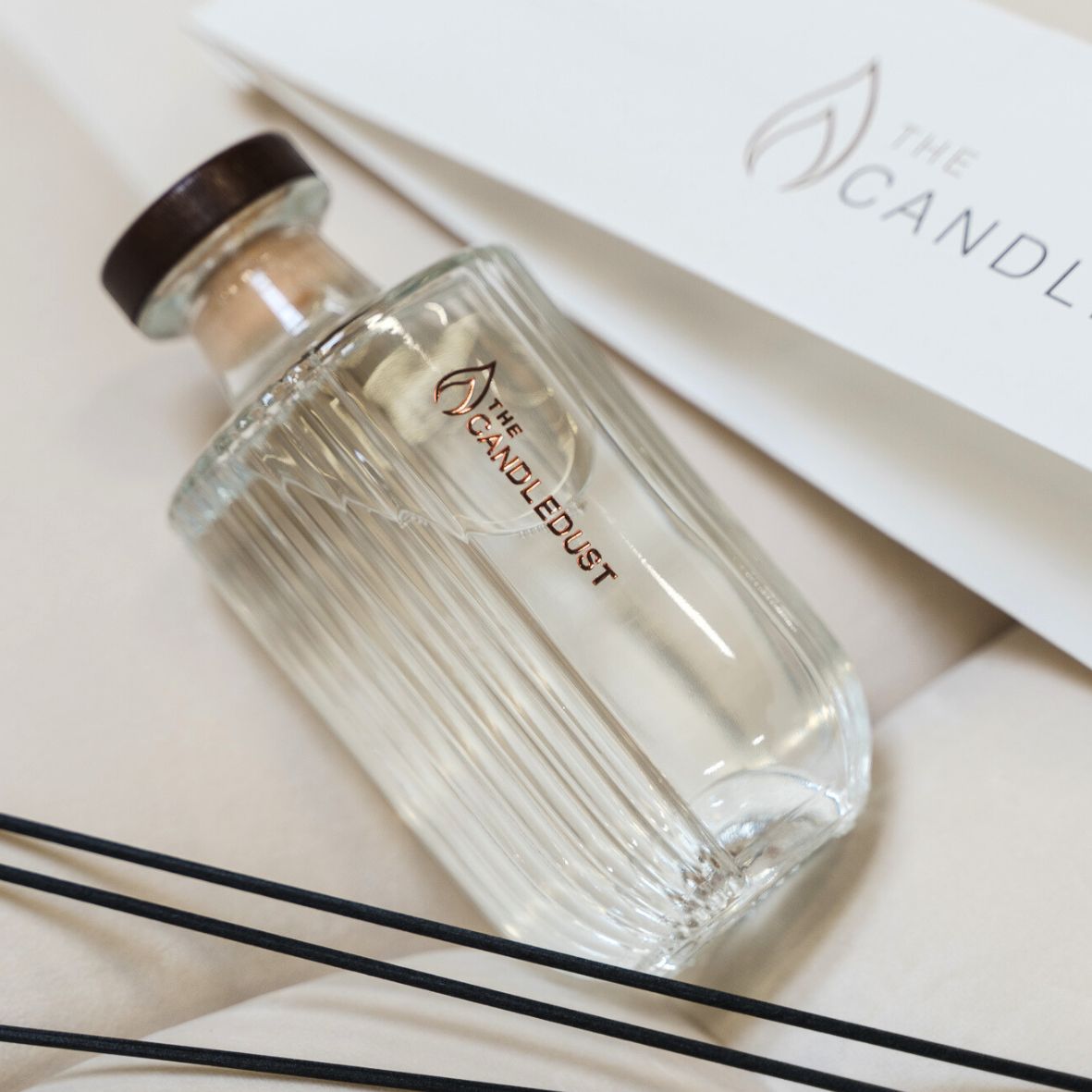 Close up Luxury room diffuser 500ml with natural reed sticks - Breeze