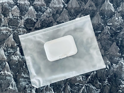 Detail of Removable wet wipes pocket inside the Accessories Handbag