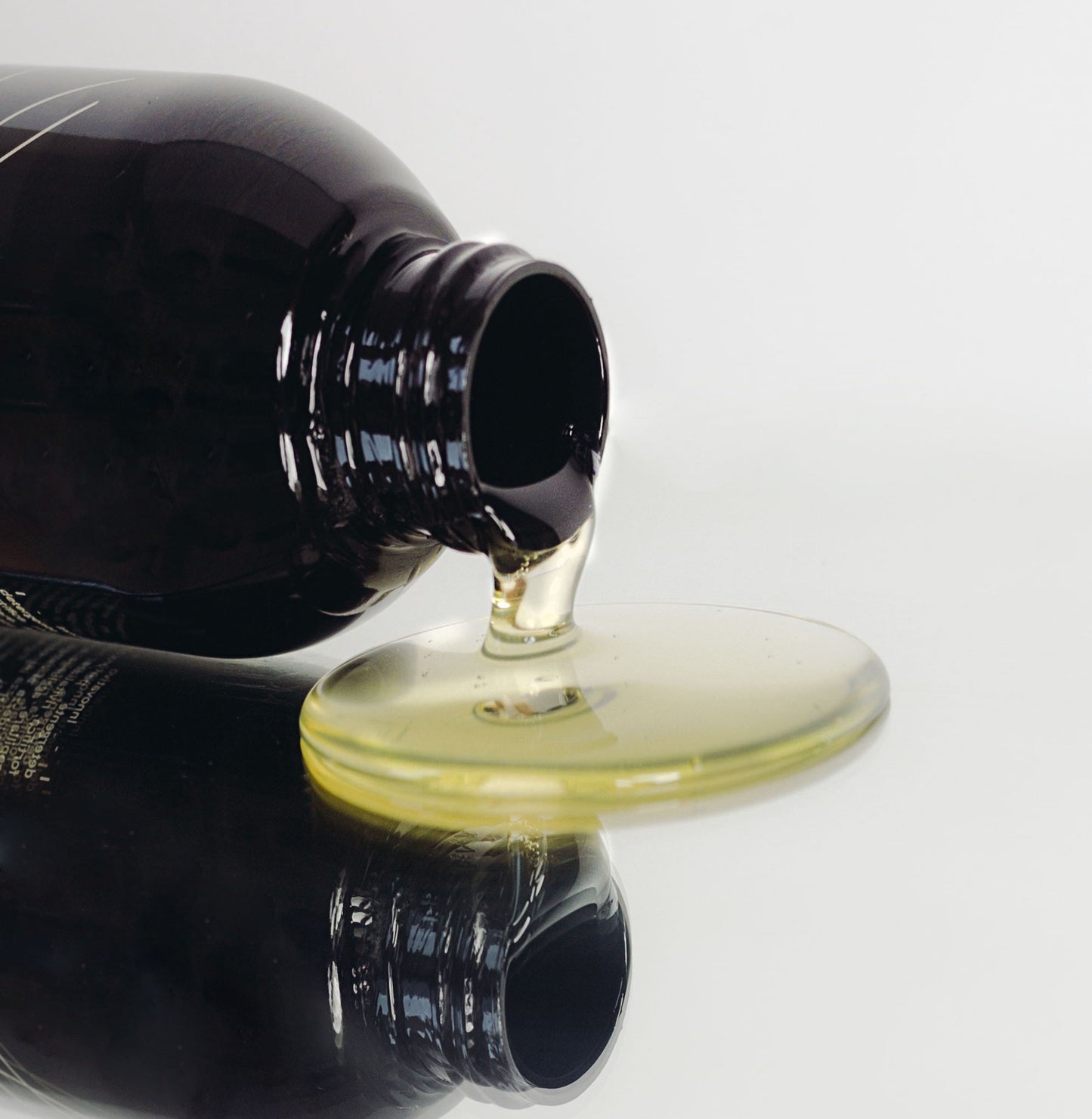 Detail of the salon-quality Revitalizing Shampoo with Lumineboost