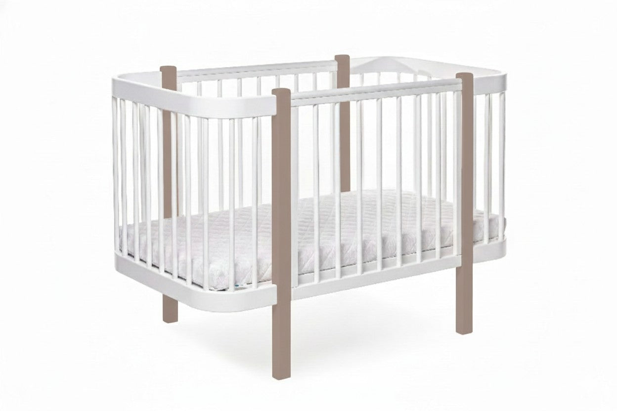 Ergonomic newborn mattress fitted inside the two-tone cappuccino KOTTO crib