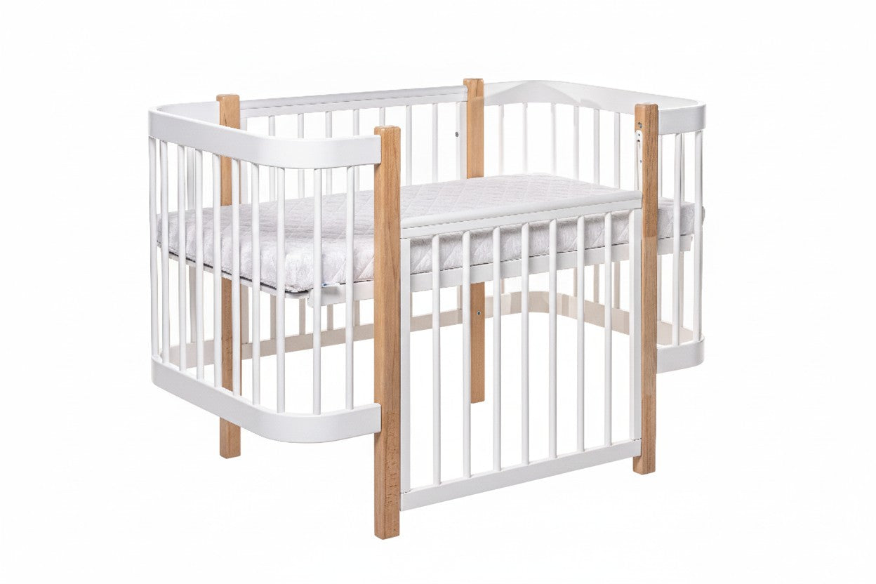 Detail of the eco-friendly wooden frame on the KOTTO natural baby bed