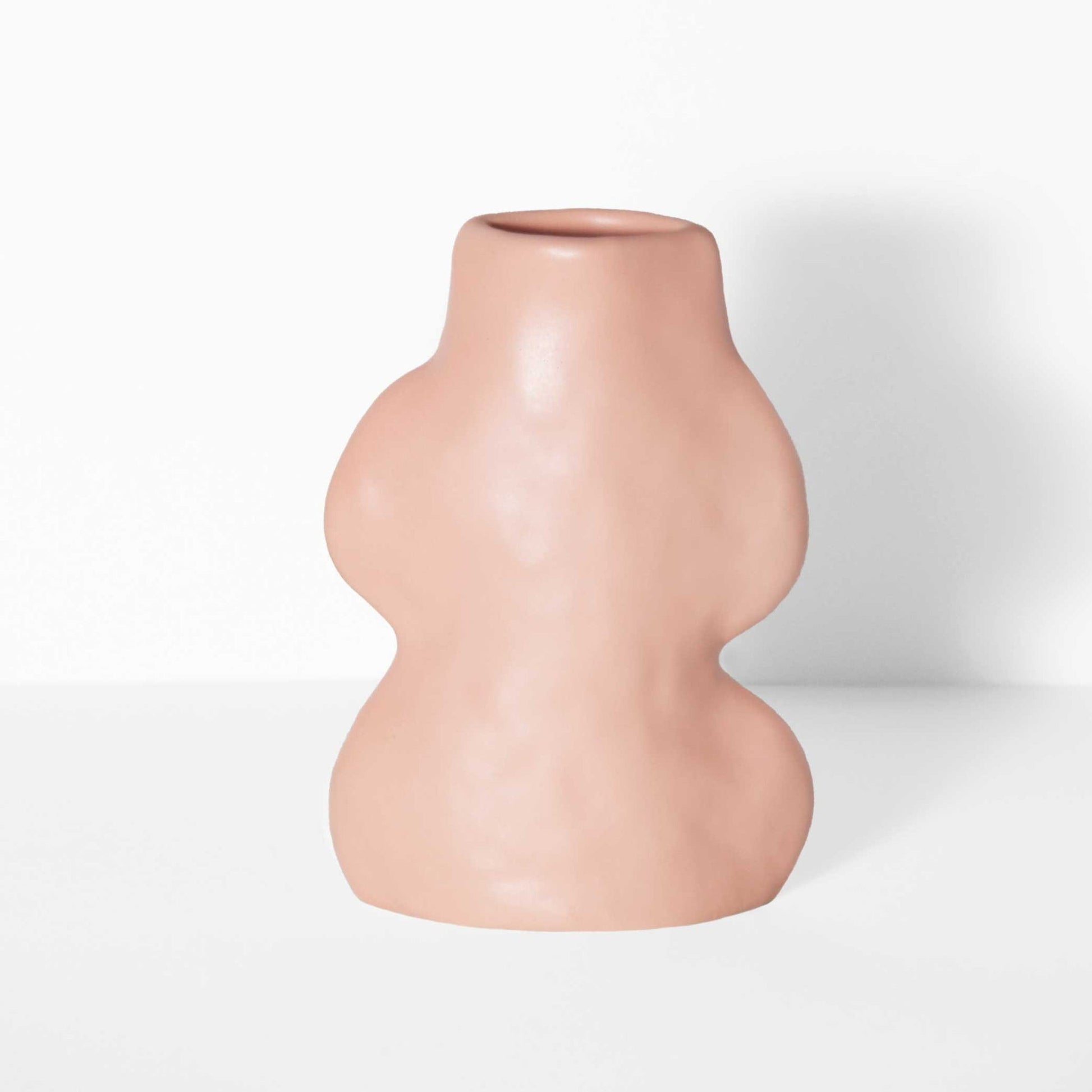 Handmade Fluxo ceramic vase in Pink with a unique gradient finish, crafted in Portugal. Contemporary sustainable home decor on That Green Store.