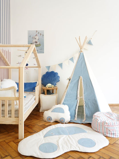 Lifestyle: Jeans garland hanging on a Jeans Teepee with pompoms
