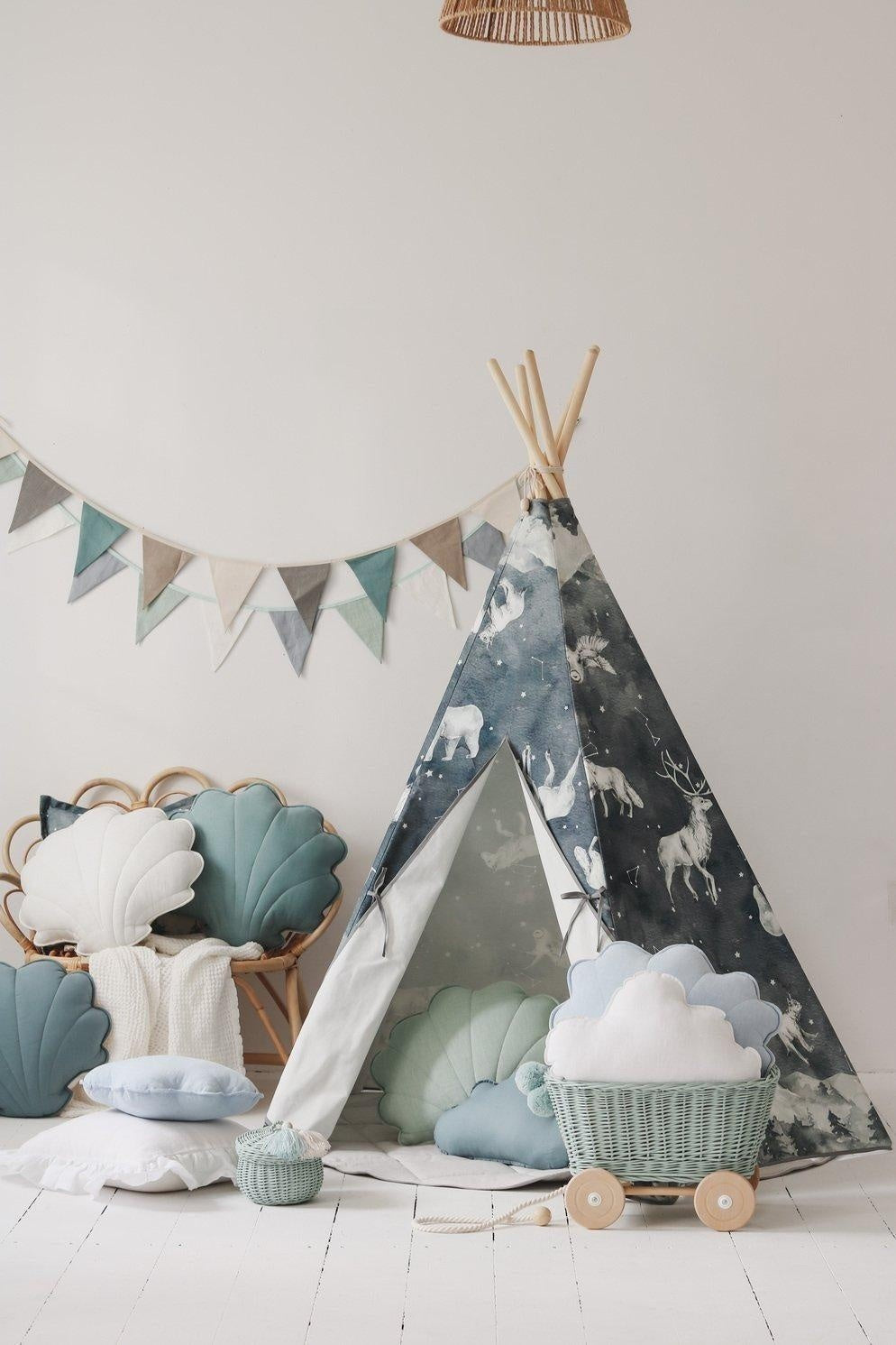 Cosy home scene: Mint Love linen garland in a Montessori room