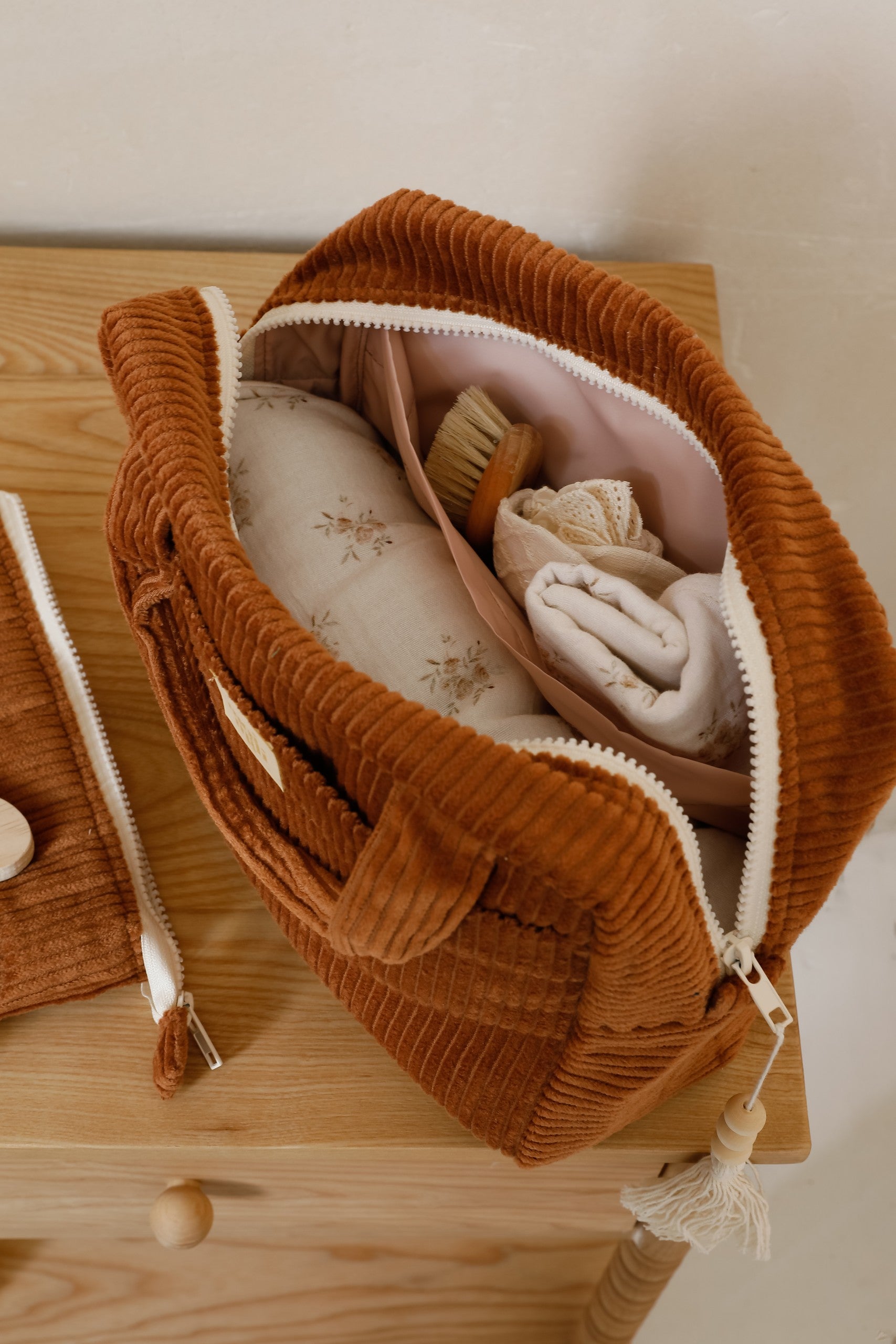 Waterproof lining detail of the Caramel cotton cosmetic set