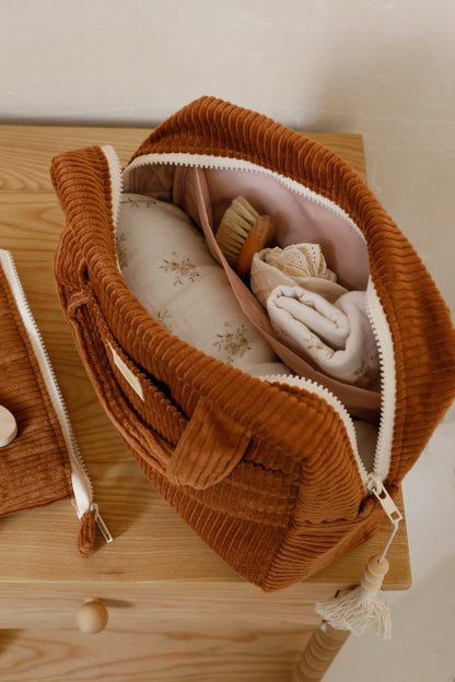 Waterproof lining detail of the Caramel cotton cosmetic set