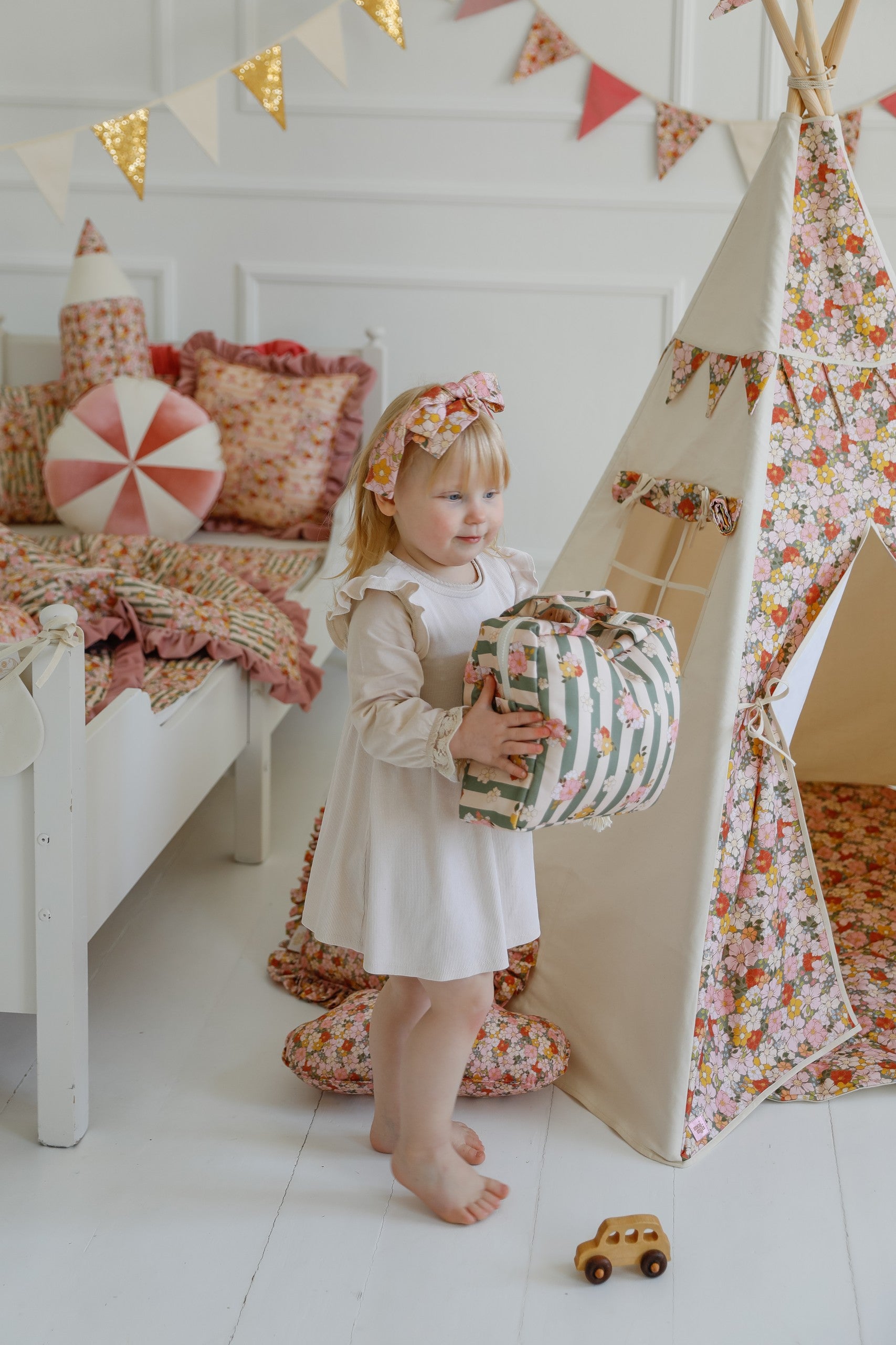 Summer travel lifestyle: Green Striped cotton bag for a family holiday