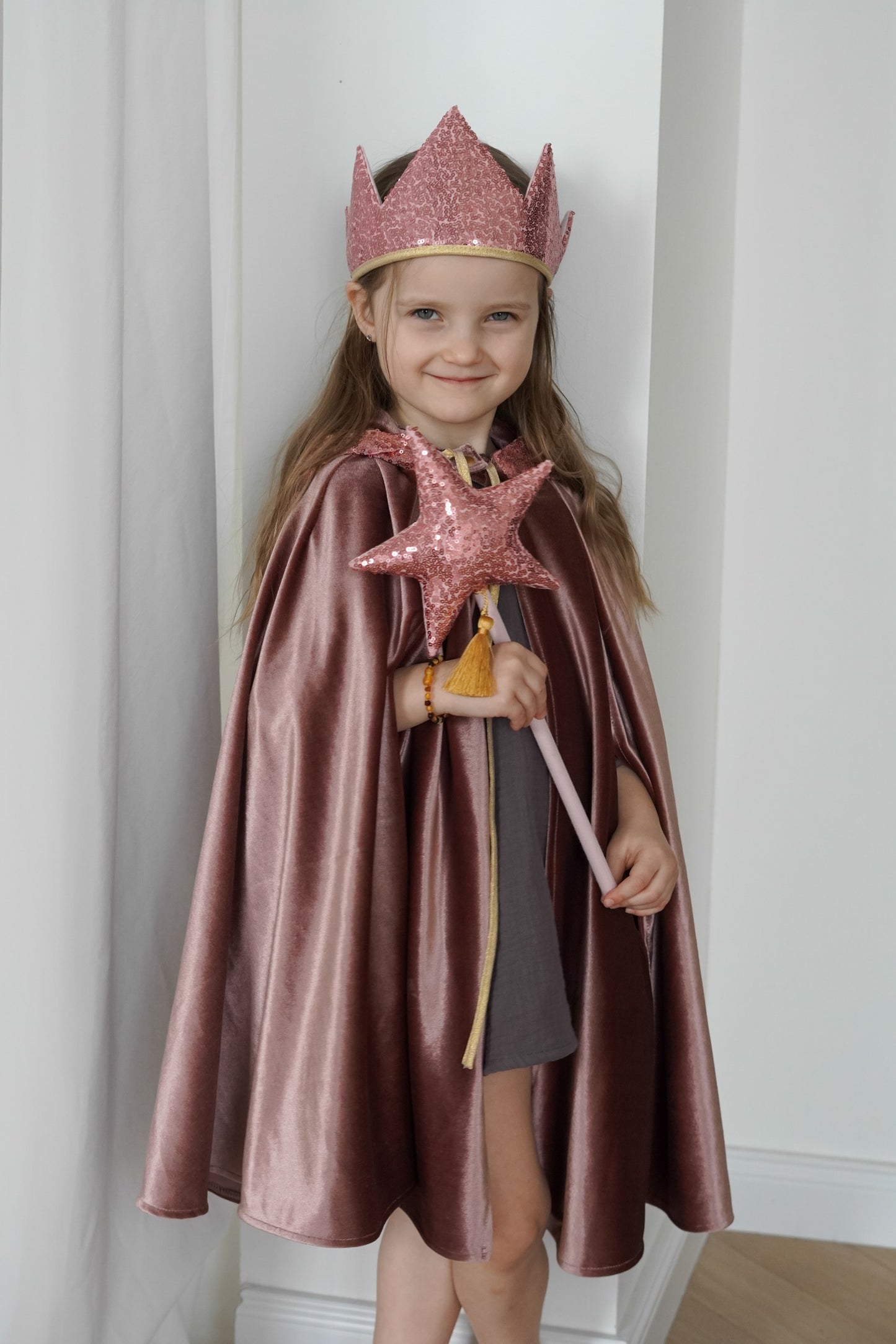 Moi Mili Cosmic Pearl Magic Cape - Iridescent shimmering velour costume