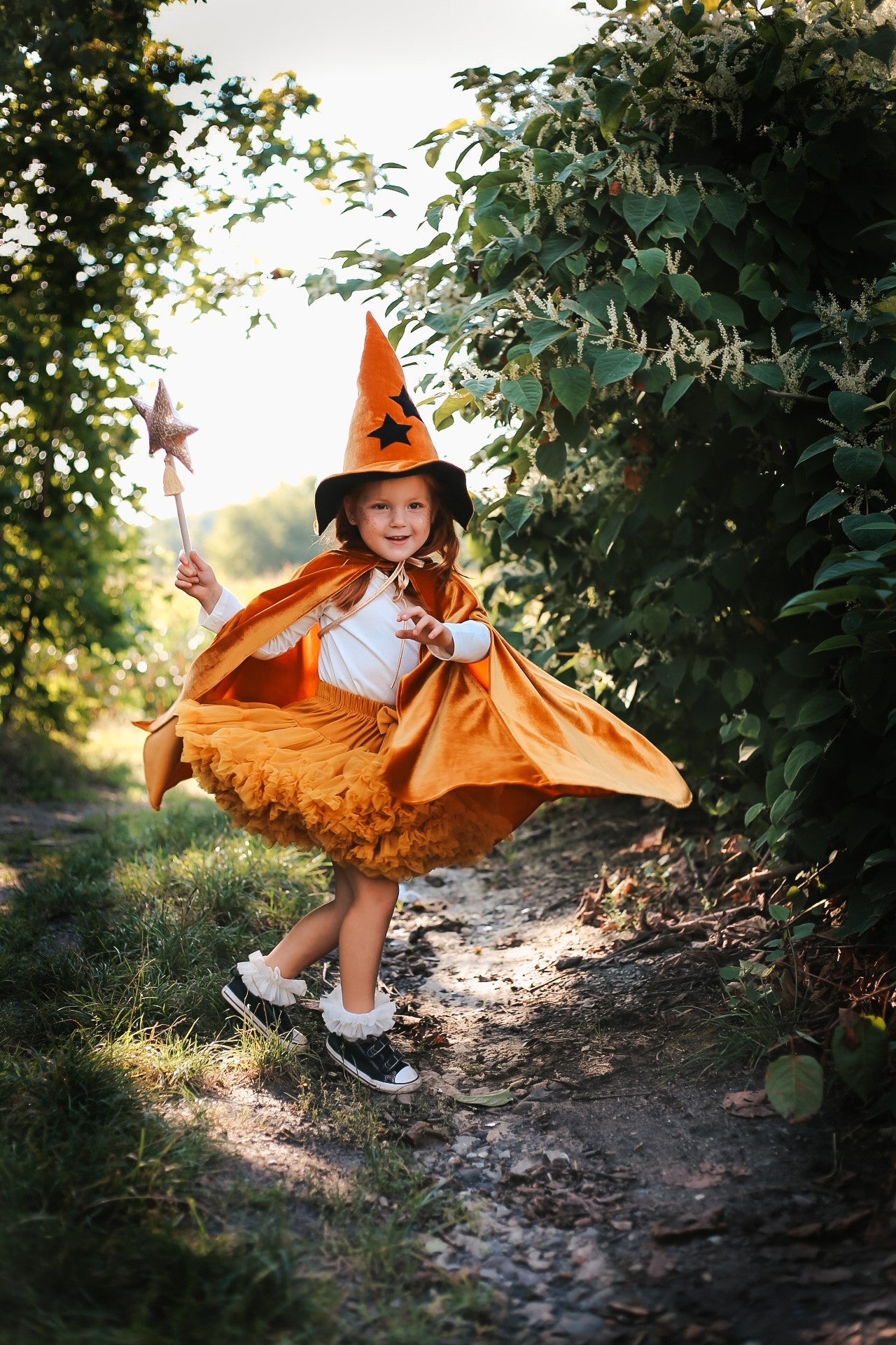 Moi Mili Golden Riding Hood Magic Cape: warm gold velvet reflecting sunlight in a green meadow