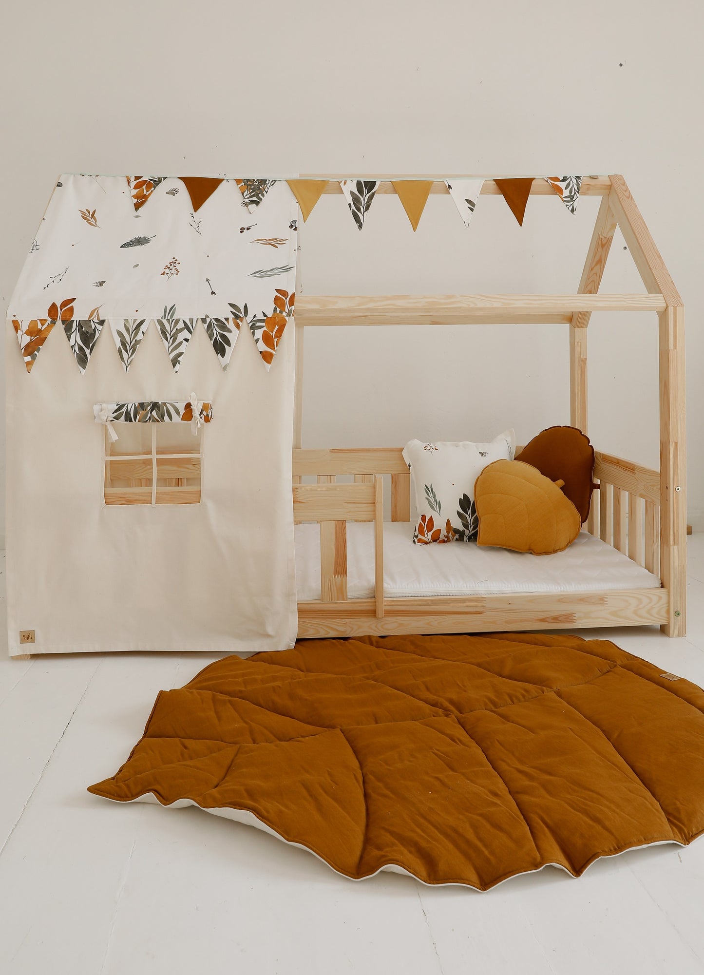Natural linen and organic cotton fabric texture of the Caramel leaf-shaped mat