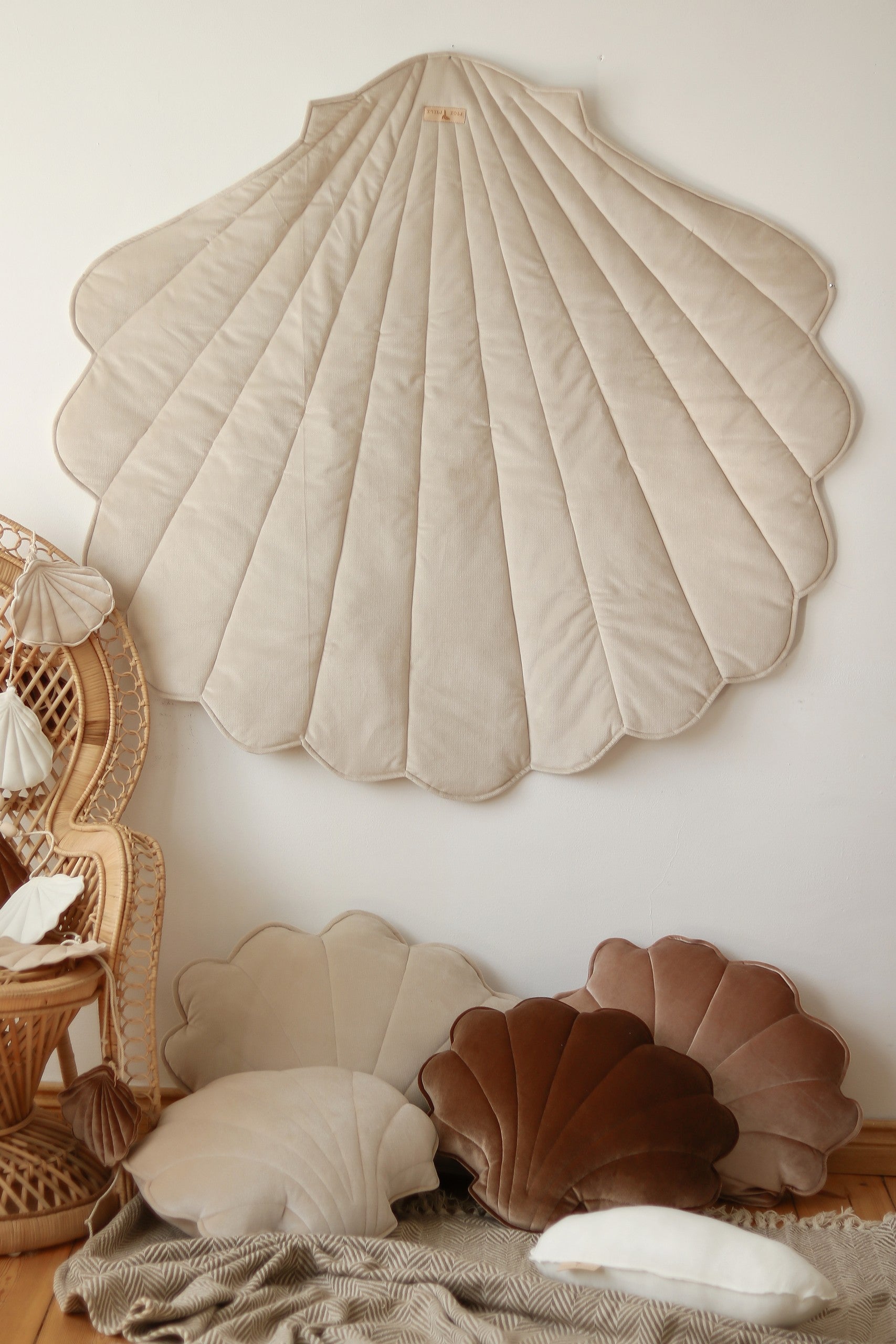 Premium velvet and organic cotton fabric texture of the Beige shell-shaped mat