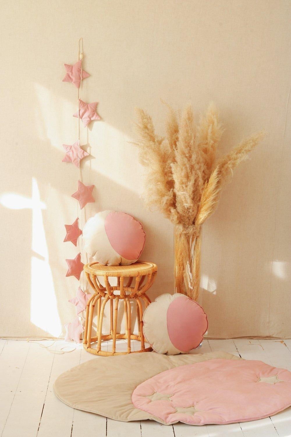 Fairy-tale atmosphere: Shimmering pink star garland used as a wall decoration for a baby room