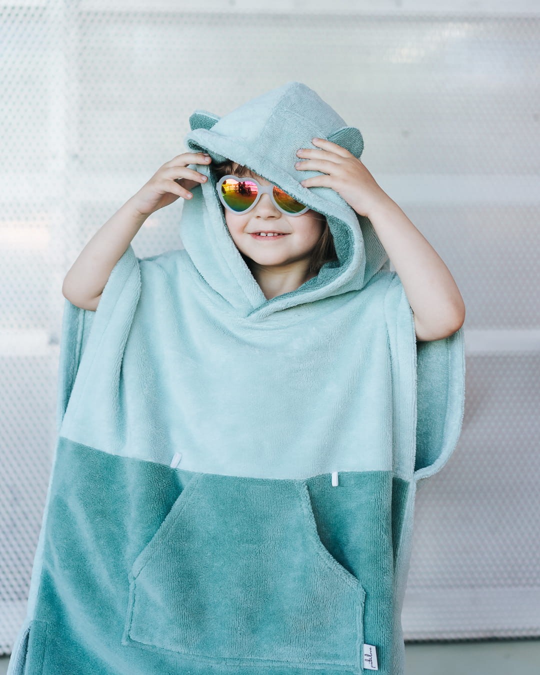 Close Up of Absorbent bamboo-cotton surf animal hooded towel - Green